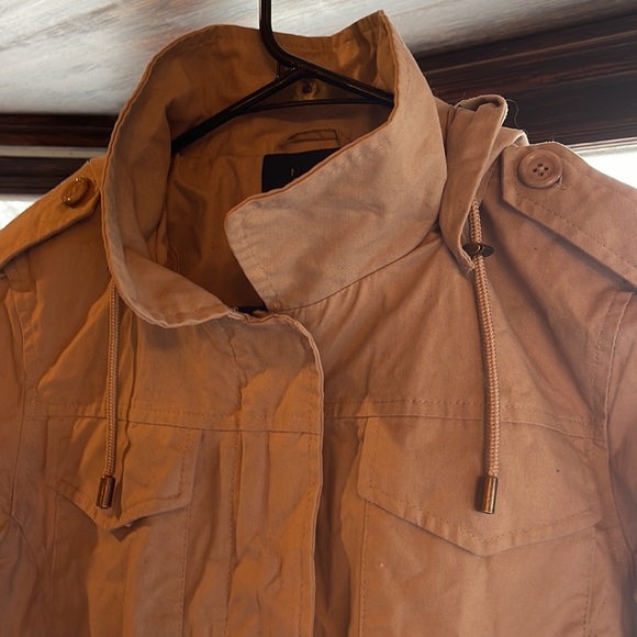 Light jacket tan hood zipper and button - Picture 3 of 9